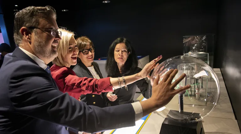 La directora corporativa de Redeia, Miryam Aguilar, y la delegada de Redeia en Castilla-La Mancha, Patricia Crego, explican 'Conectados al futuro: la transición energética' al consejero de Educación, Cultura y Deportes de la Junta de C-LM, Amador Pastor.