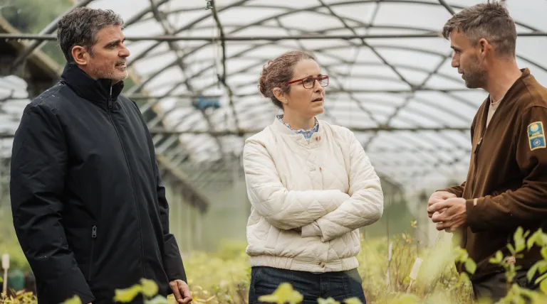 El delegado de Redeia en Cantabria, Antonio González Urquijo, y la Directora de Desarrollo Sostenible de Redeia, Laura Quintana, conocen el vivero del proyecto Bosques Flotantes.