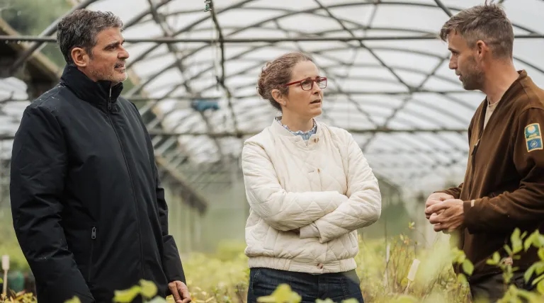 El delegado de Redeia en Cantabria, Antonio González Urquijo, y la Directora de Desarrollo Sostenible de Redeia, Laura Quintana, conocen el vivero del proyecto Bosques Flotantes.