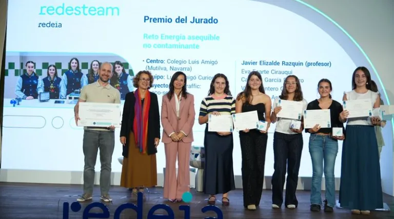 Las alumnas, acompañadas por su profesor, profesor Javier Elizalde Razquin, junto a María Bustelo y Beatriz Corredor