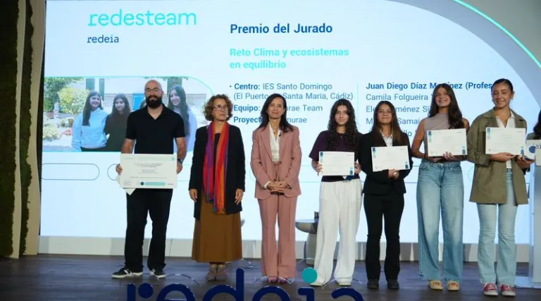  los alumnos, acompañados por su profesor, Juan Diego Díaz Martínez,  junto a María Bustelo y Beatriz Corredor