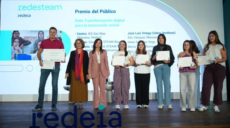 Las alumnas, acompañados por su profesor, José Luis Ortega Calero, junto a María Bustelo y Beatriz Corredor.