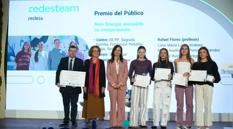 Las alumnas, acompañadas por su profesor Rafael Flores Díaz,  junto a María Bustelo y Beatriz Corredor.