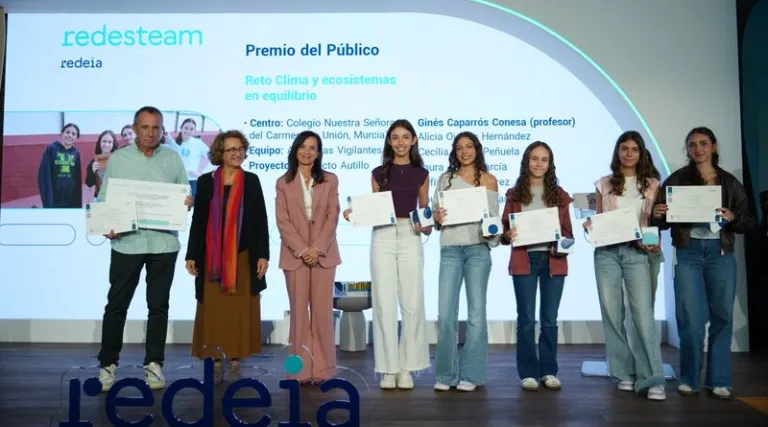 alumnas del Colegio Nuestra Señora del Carmen, de La Unión (Murcia) -Alicia Ojados Hernández, Cecilia López Peñuela, Laura Antón García, Sofía Moreno Pérez y Paula Castejón Bastida- y su profesor, Ginés Caparrós Conesa, junto a Beatriz Corredor y María Bustelo.