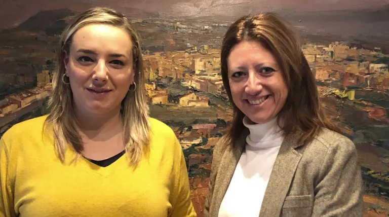 La alcaldesa del munipio de Altura, Rocío Ibáñez, y la delegada regional de Red Eléctrica de España en la Comunidad Valenciana, Maite Vela, tras la firma del convenio de colaboración.