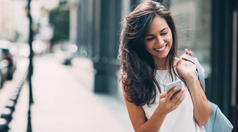 Mujer en la calle con el móvil