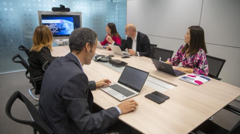 Personas trabajando en oficina diversidad e igualdad