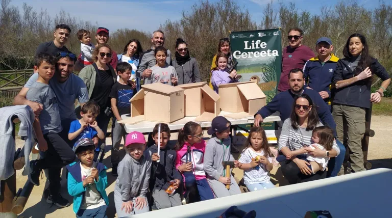 Niños y adultos en un taller medioambiental de voluntariado de Life Cerceta