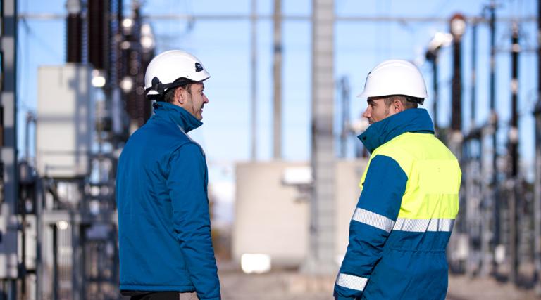 Dos trabajadores en la subestación eléctrica de San Sebastián