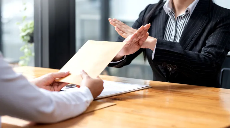 dos personas en una reunión