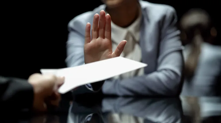 persona rechaza la entrega de un documento por parte de otra