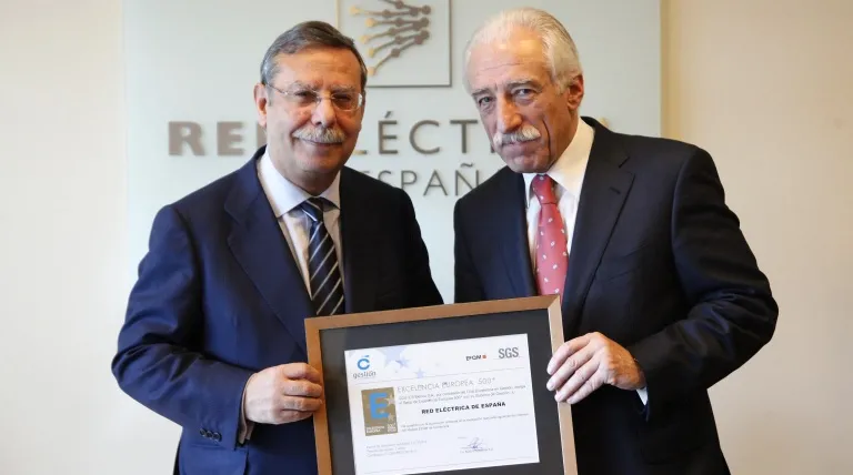 El presidente de Red Eléctrica, José Folgado, a la izquierda, recibe el Sello de Excelencia Europea 500+ de manos del secretario general del Club Excelencia en Gestión, Juan Liquete.