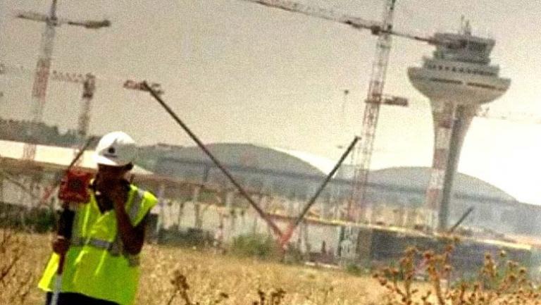 Topógrafo trabajando en la 'Operación Barajas'