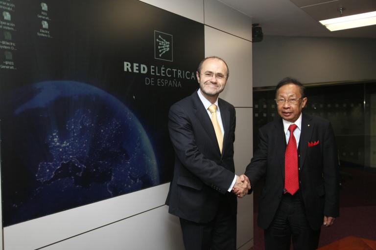 Luis Atienza, presidente de Red Eléctrica, y C.C. Chan, experto internacional en vehículo eléctrico, en el Centro de Control de Energías Renovales (Cecre)