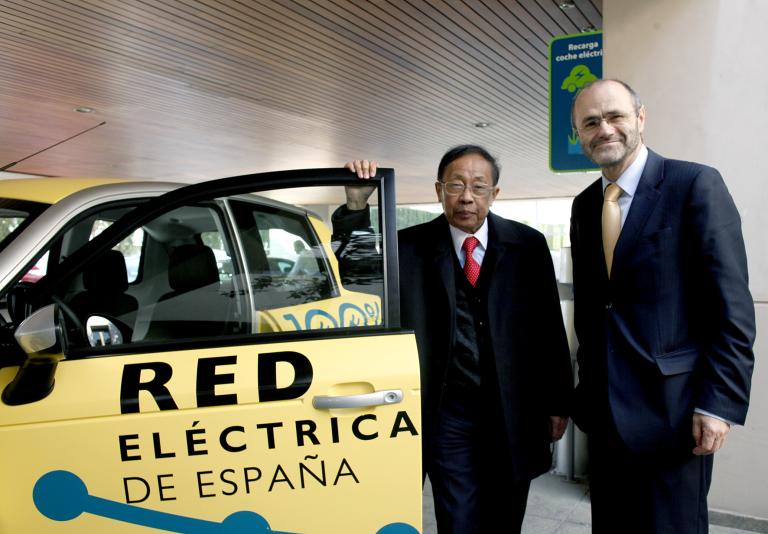C.C. Chan y Luis Atienza con el coche eléctrico de la compañía