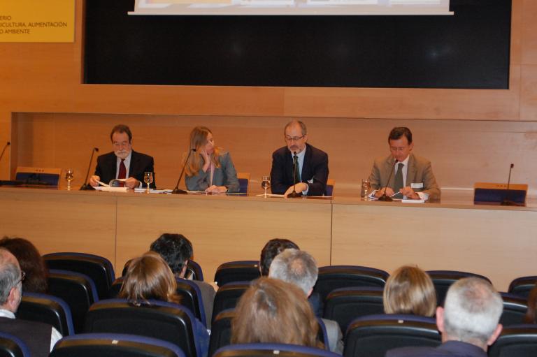 Un momento de la presentación del libro 'El transporte eléctrico y su impacto ambiental'