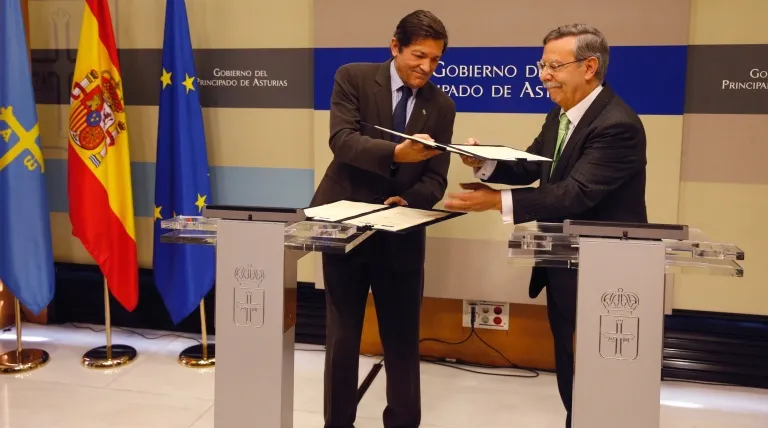 El presidente del Principado de Asturias, Javier Fernández, y el presidente de Red Eléctrica, José Folgado, durante la firma del convenio.