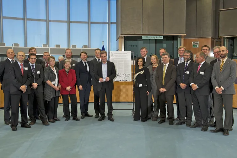 El presidente de Red Eléctrica, Luis Atienza, con los miembros de la coalición Renewables Grid Initiative en el acto de entrega de la declaración al comisario europeo de Energía