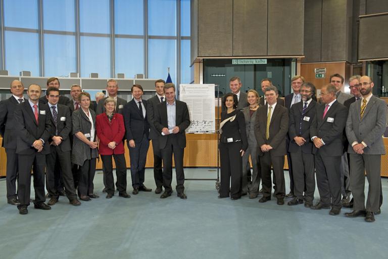 El presidente de Red Eléctrica, Luis Atienza, con los miembros de la coalición Renewables Grid Initiative en el acto de entrega de la declaración al comisario europeo de Energía