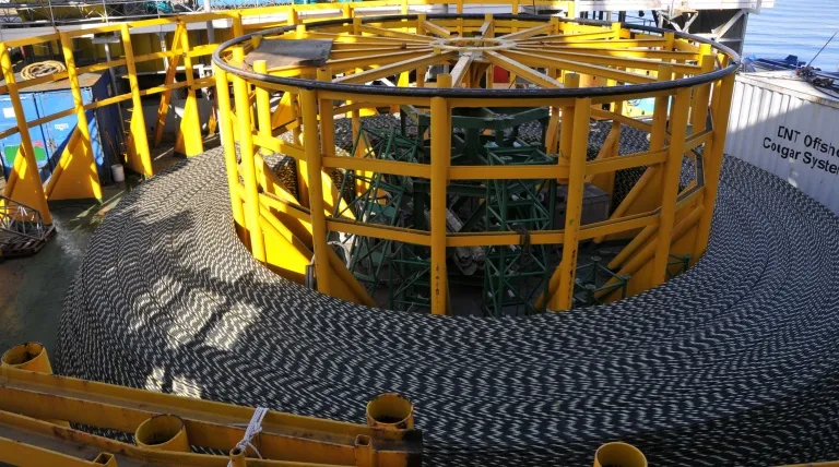 Cable submarino en la cubierta del Giulio Verne"."