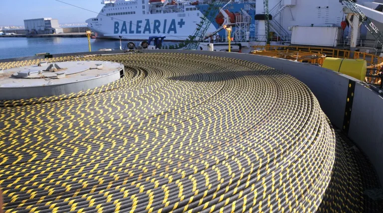 Detalle del cable submarino que enlazará la Península con Baleares.