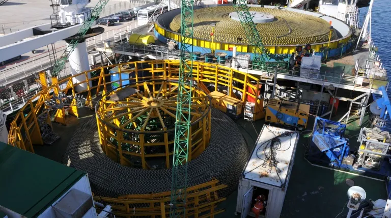 Vista aérea del cable submarino en la cubierta del barco Giulio Verne"."