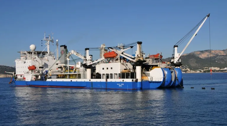 El barco Giulio Verne" iniciando el tendido del cable submarino."
