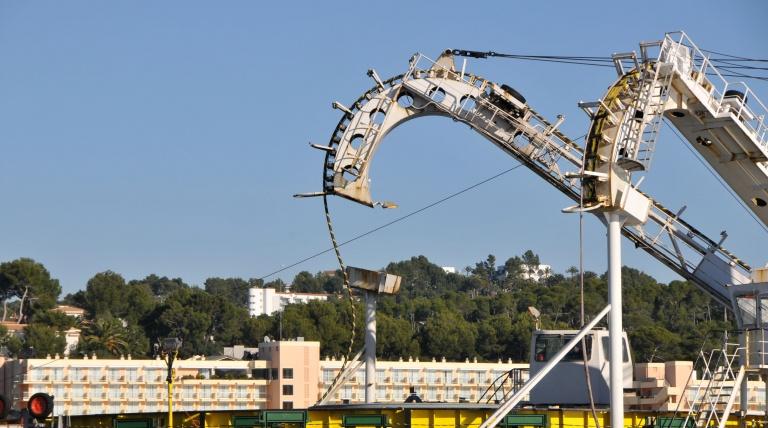Brazo articulado que conduce el cable submarino en la cubierta del Giulio Verne"."