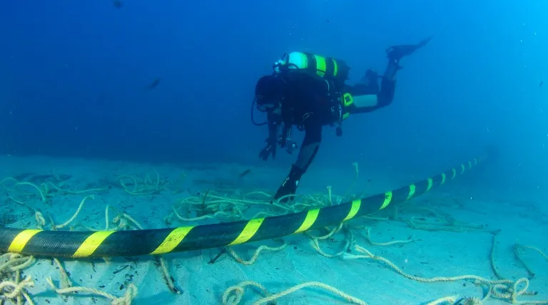 Trabajos submarinos para la salida del cable a tierra por la playa de Santa Ponsa.