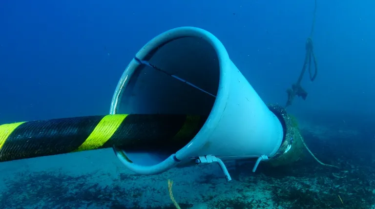 Detalle de la entrada del cable en el tubo de salida a tierra.