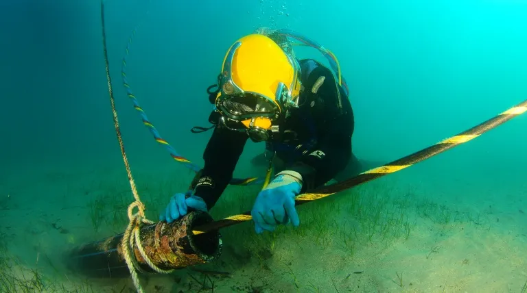 Colocación del cable en el fondo marino para su salida a tierra.