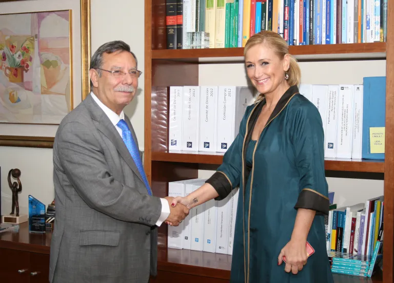 El presidente de Red Eléctrica recibe a la delegada del Gobierno en Madrid a su llegada a la compañía