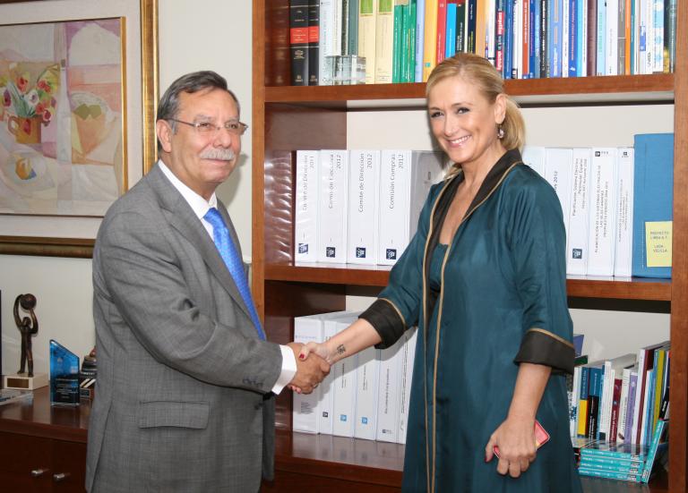 El presidente de Red Eléctrica recibe a la delegada del Gobierno en Madrid a su llegada a la compañía