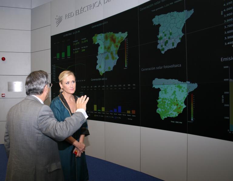El presidente de Red Eléctrica, José Folgado, y la delegada del Gobierno en Madrid, Cristina Cifuentes, durante la visita al Centro de Control de Energías Renovables (Cecre)