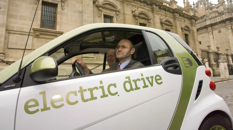 El presidente de Red Eléctrica, Luis Atienza, acompañado por Ramón García-Moliner, presidente del RACE, conduce un vehículo eléctrico en la presentación del plan PROVELE