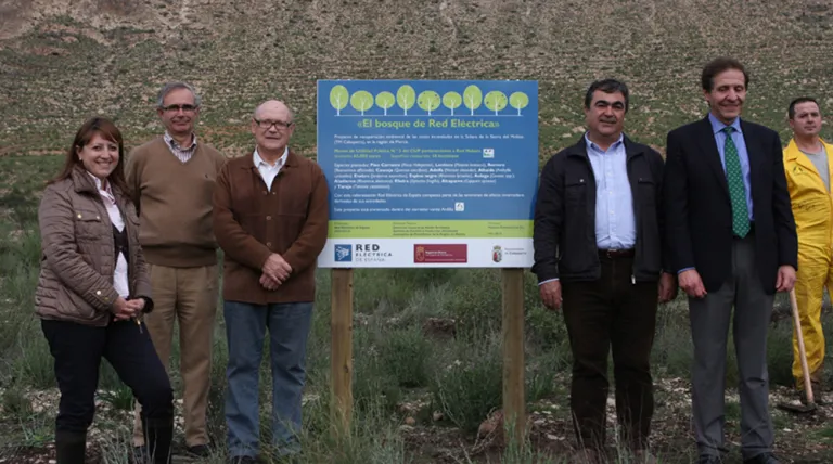 La delegada de Red Eléctrica en Levante, Maite Vela; el director de Medio Ambiente de Red Eléctrica, Eduardo Ramos; y el director general de Medio Ambiente de la Región de Murcia, Amador López, en un momento de la visita a los trabajos de reforestación de la sierra del Molino