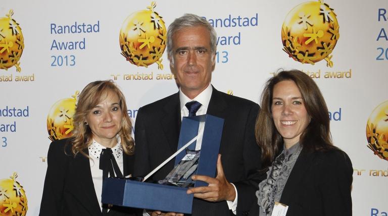 El director de Recursos Humanos de Red Eléctrica, Juan Majada, con el premio Randstad Award 2013