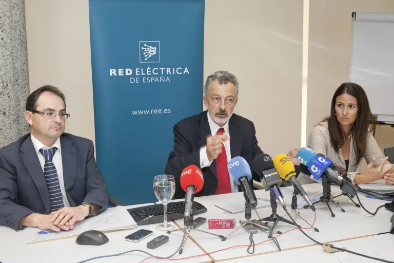 El director de Red Eléctrica en Canarias, Santiago Marín (en el centro), acompañado por los jefes de Operación y Transporte en la comunidad, Jesús Rupérez y Vidina León, respectivamente.
