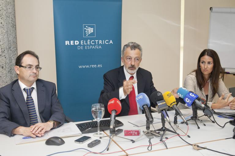 El director de Red Eléctrica en Canarias, Santiago Marín (en el centro), acompañado por los jefes de Operación y Transporte en la comunidad, Jesús Rupérez y Vidina León, respectivamente.