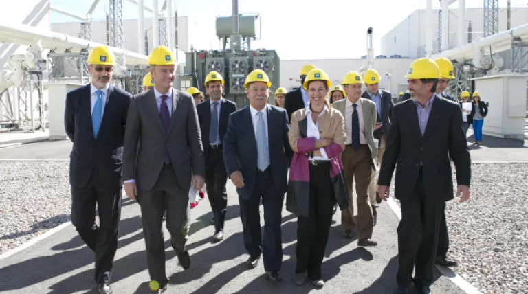 Los asistentes a la visita recorren las instalaciones de la estación conversora de Morvedre, en Sagunto