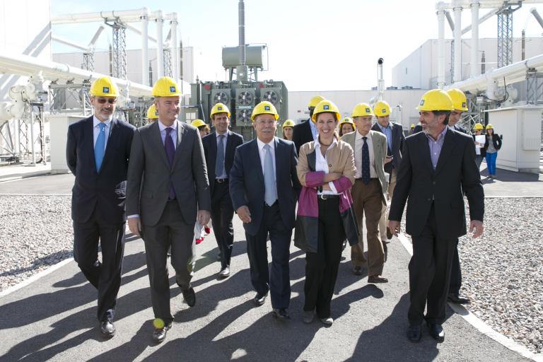 Los asistentes a la visita recorren las instalaciones de la estación conversora de Morvedre, en Sagunto