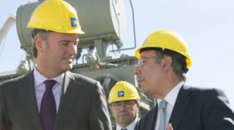 El presidente de la Generalitat Valenciana, Alberto Fabra, y el presidente de Red Eléctrica, José Folgado (a la derecha), durante la visita a la estación conversora de Sagunto