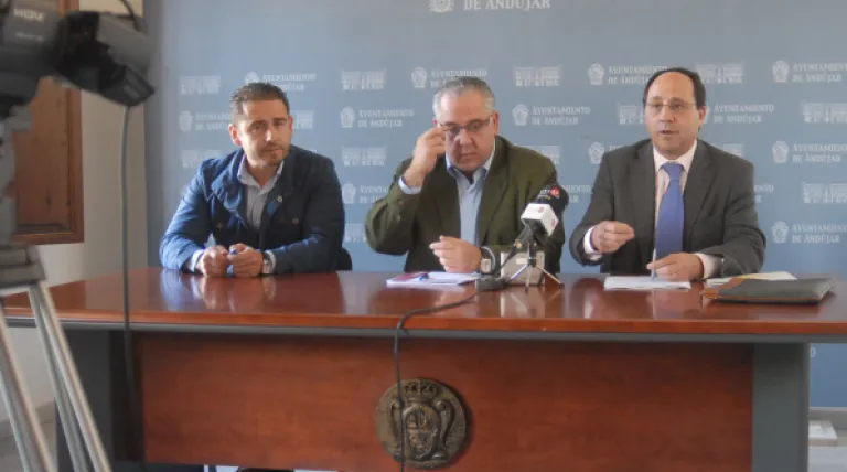 De izquierda a derecha, Félix Caler, concejal de Servicios del Ayuntamiento de Andújar; Jesús Estrella, alcalde de la ciudad, y Miguel gonzález, delegado de Red Eléctrica en Andalucía y Extremadura