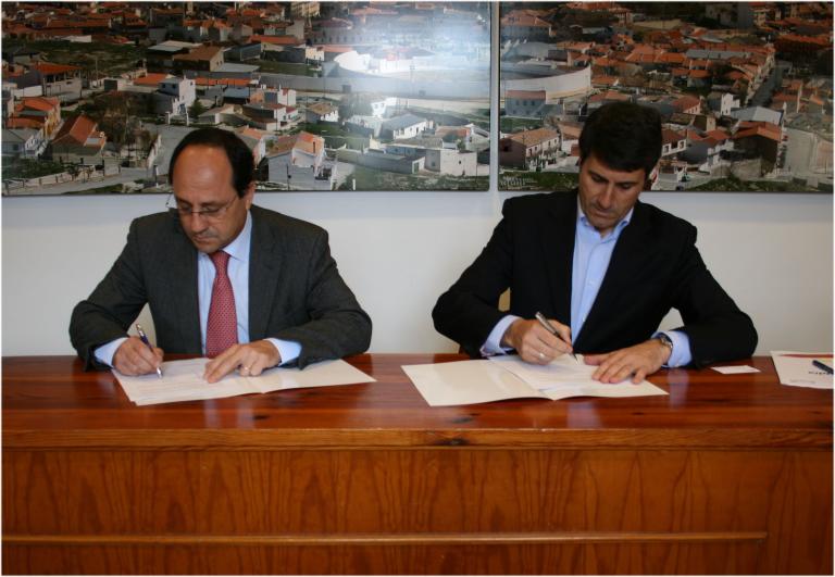 De izquierda a derecha Miguel González, delegado de Red Eléctrica en Andalucía y Pedro Fernández, alcalde de Baza