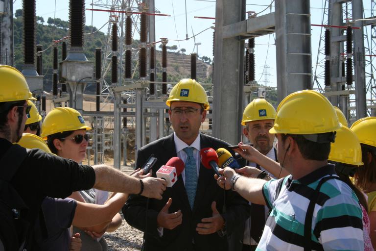 Alfonso Polanco, alcalde de Palencia, atiende a los medios durante la visita a la subestación eléctrica