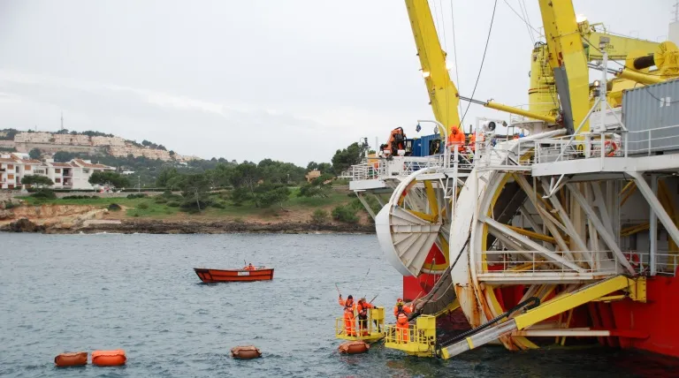 Barco Skagerrak" durante el tendido del cable en la bahía de Santa Ponsa en Mallorca."