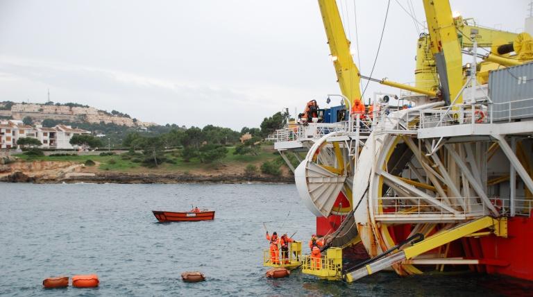 Barco Skagerrak" durante el tendido del cable en la bahía de Santa Ponsa en Mallorca."