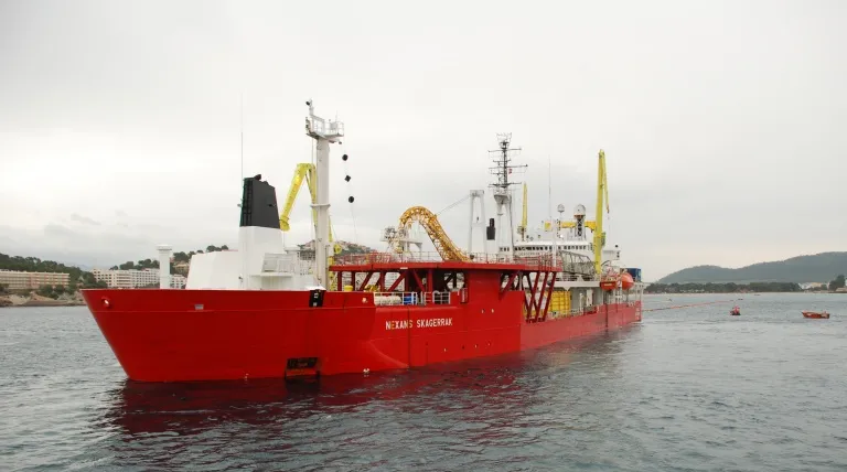 Barco cablero Skagerrak" en la bahía de Santa Ponsa en Mallorca."