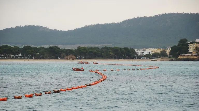Tendido del cable submarino con la ayuda de flotadores en la bahía de Santa Ponsa en Mallorca.