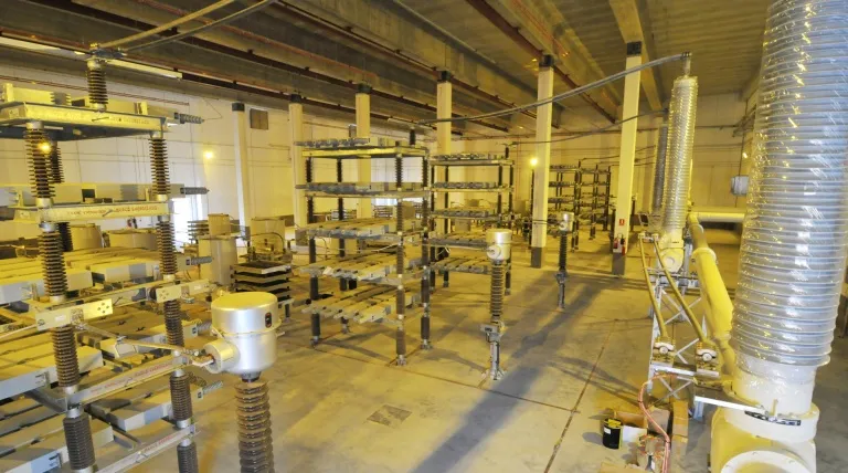 Vista aérea del interior de la estación conversora de Santa Ponsa (Mallorca).